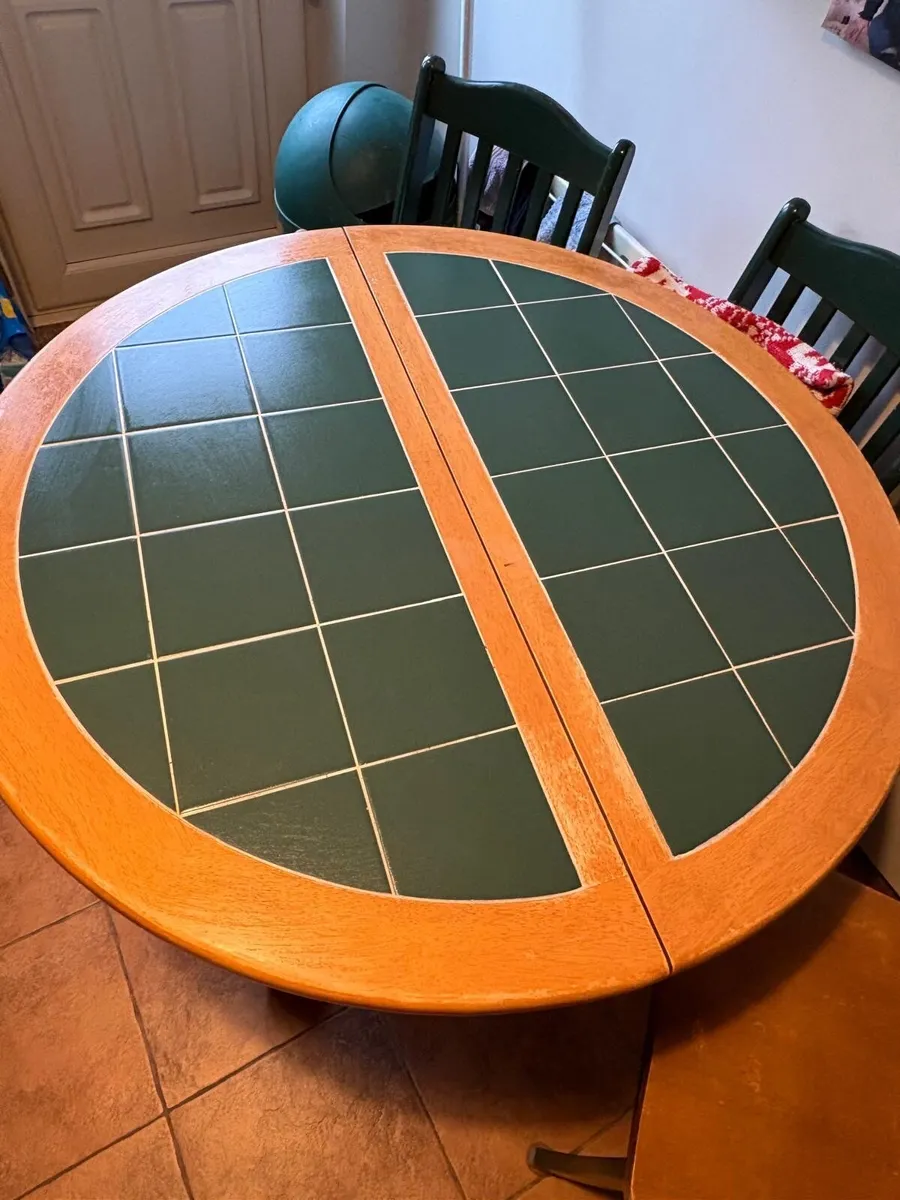 Table and 4 chairs - Image 1