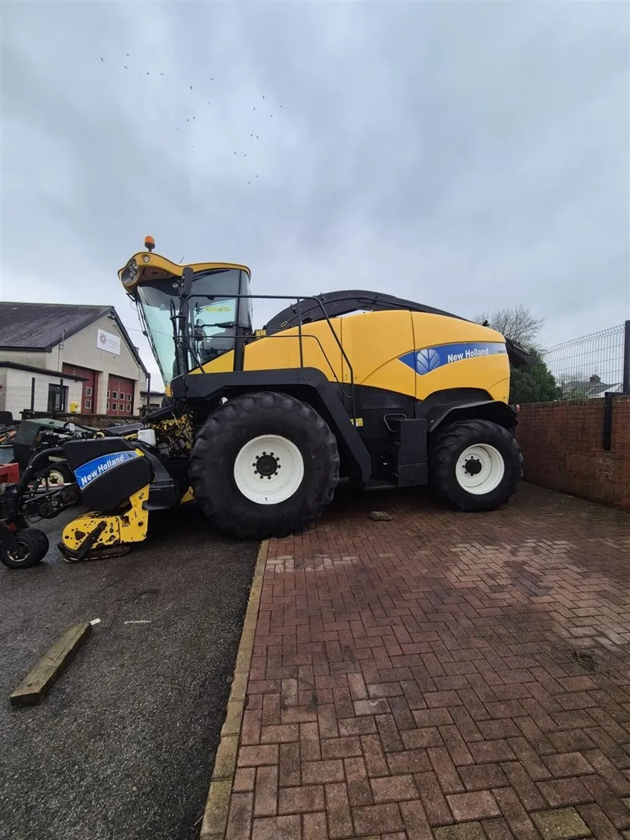 NEW HOLLAND HARVESTER - Image 1