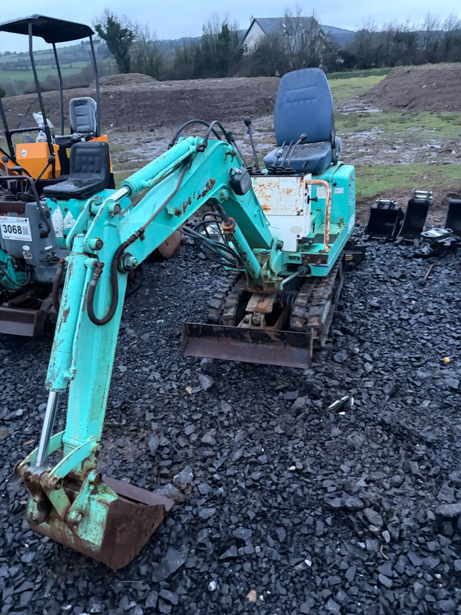 Hanix 0.8t expanding undercarriage 1368hrs - Image 2