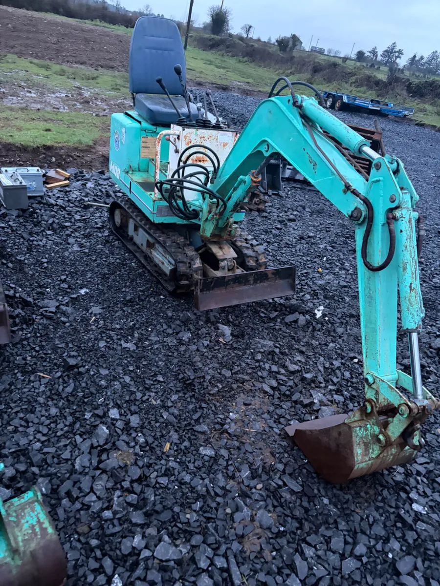 Hanix 0.8t expanding undercarriage 1368hrs - Image 1