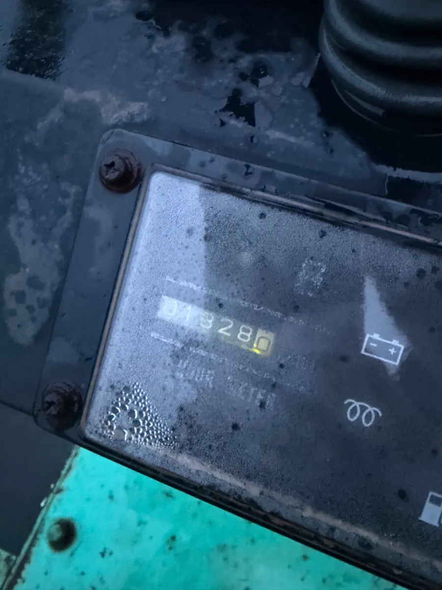 Hanix 0.8t expanding undercarriage 1368hrs - Image 3