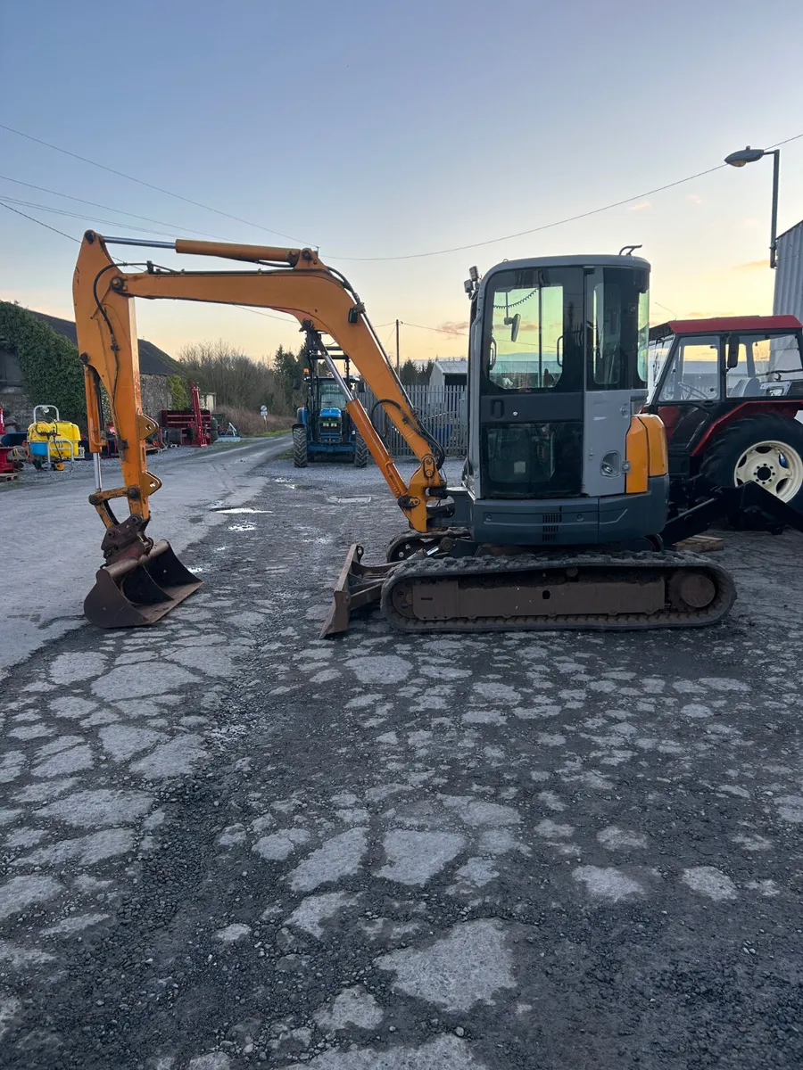 2006 New Holland Kobelco E50.2SR Digger - Image 2
