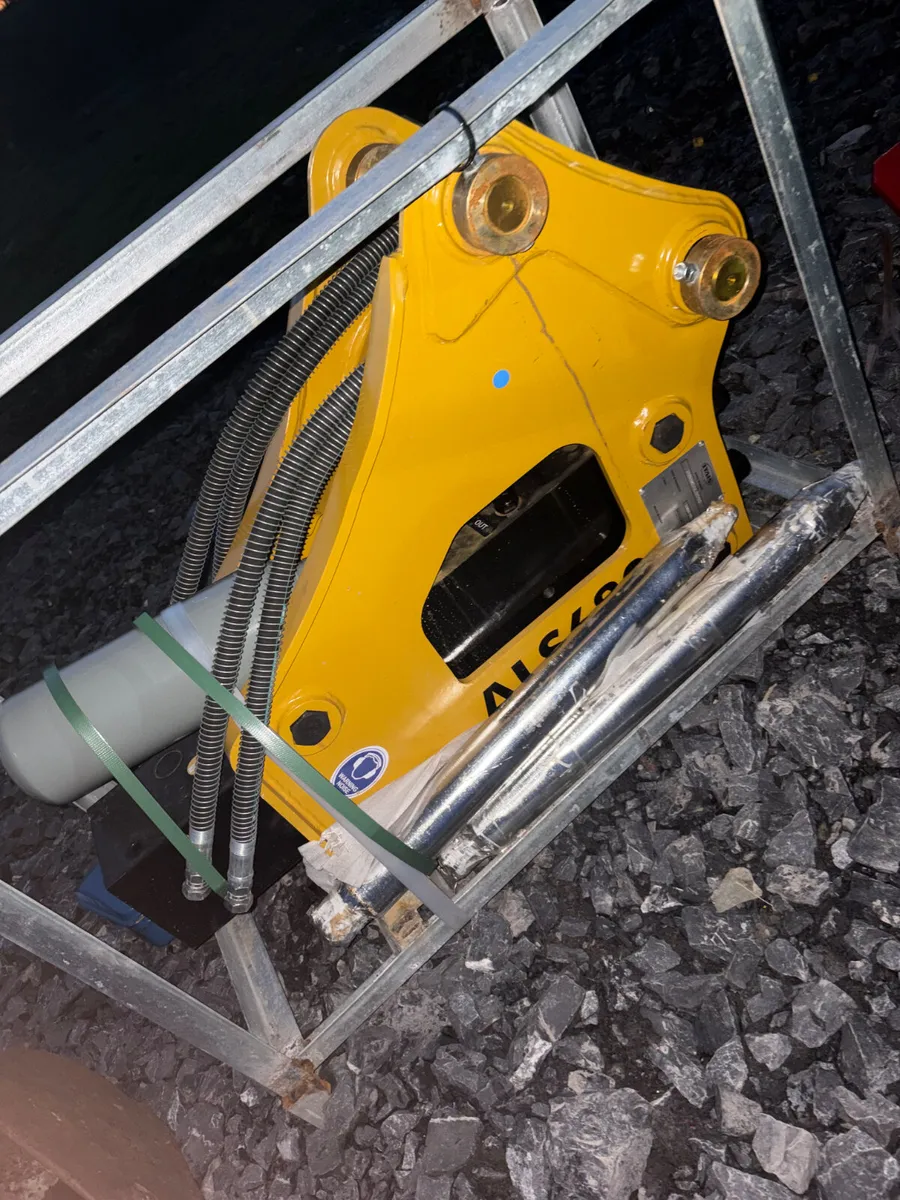 Unused Lyals 680 side mounted rock breaker - Image 2