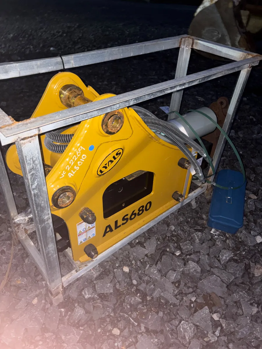 Unused Lyals 680 side mounted rock breaker - Image 3