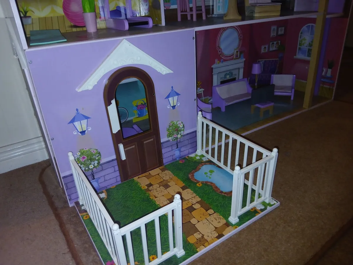 Dolls House and barbies - Image 4