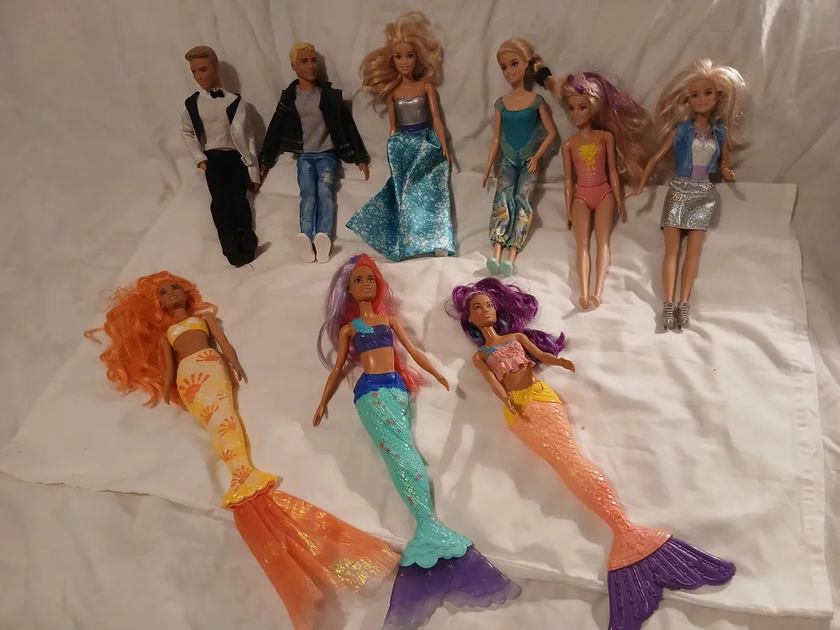 Barbies and accessories - Image 2