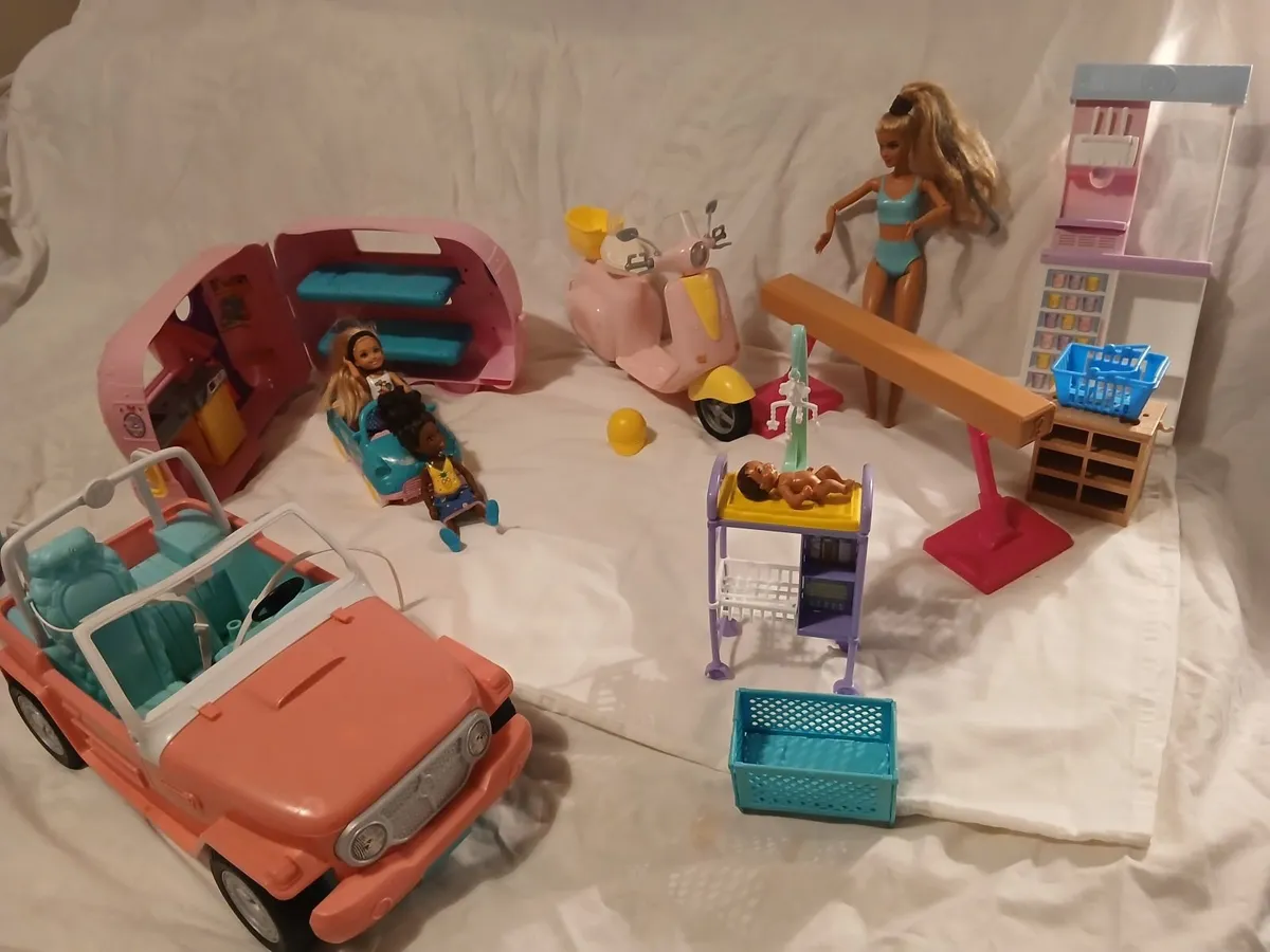 Barbies and accessories - Image 1