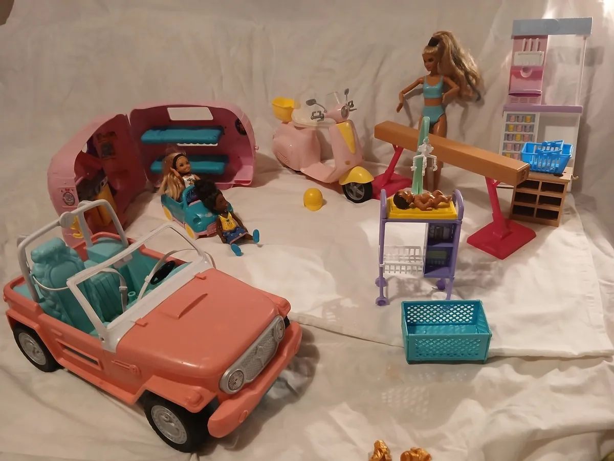Barbies and accessories - Image 4