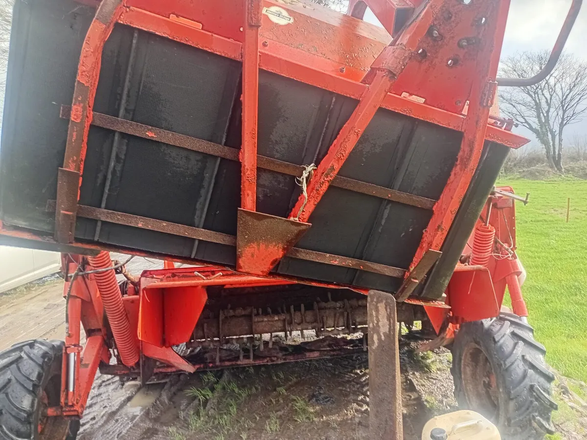 Kuhn 302GI 10ft trailed mower with grouper - Image 1