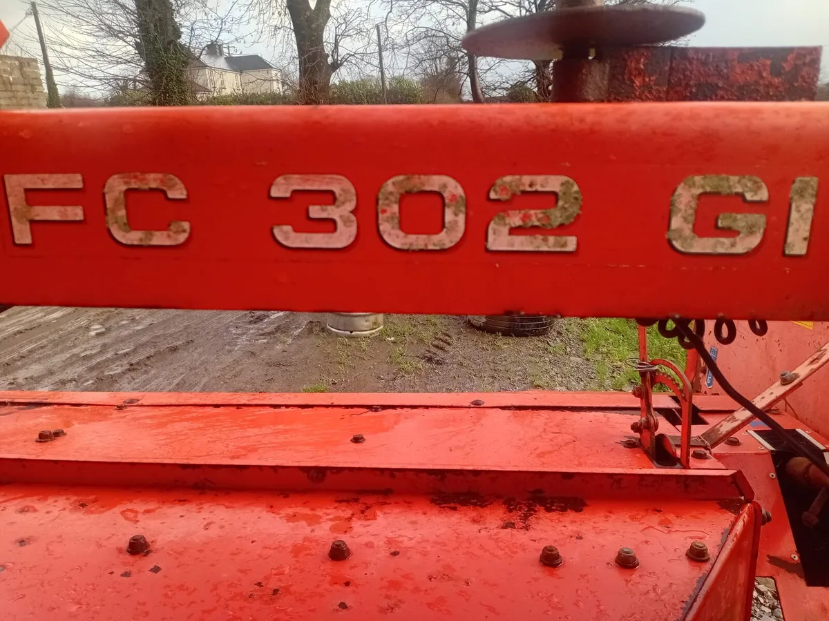 Kuhn 302GI 10ft trailed mower with grouper - Image 2