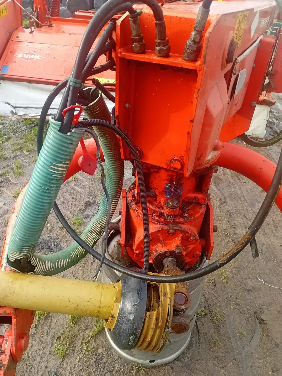Kuhn 302GI 10ft trailed mower with grouper - Image 3