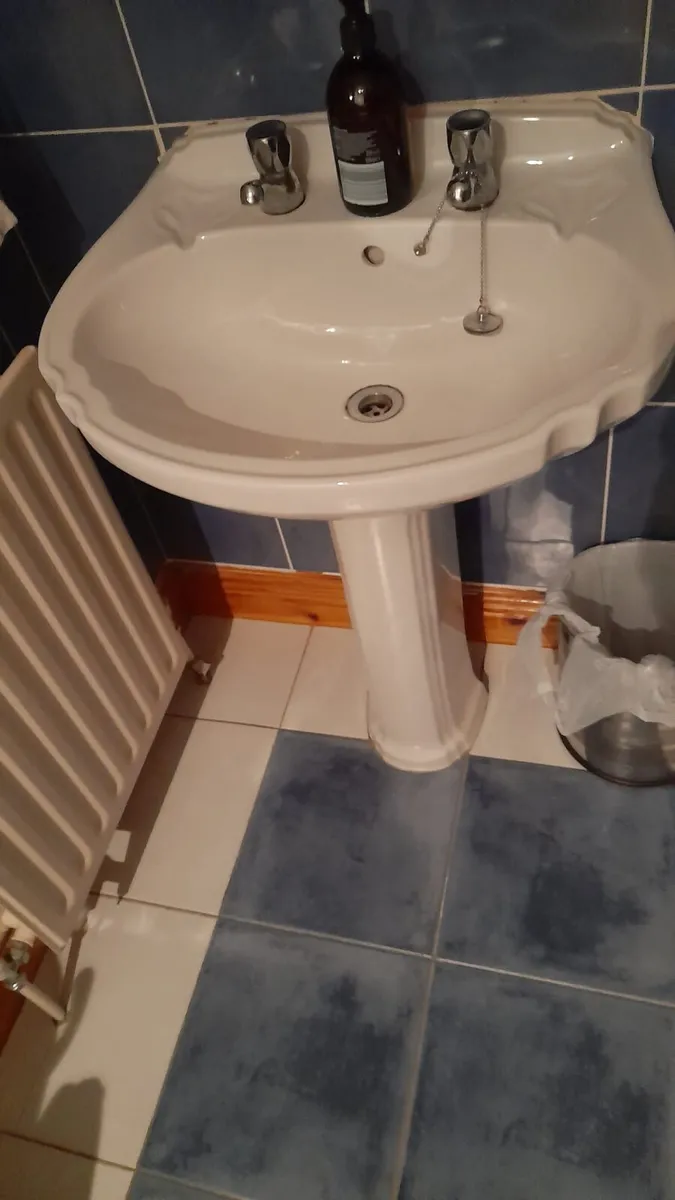 Bathroom sinks - Image 3