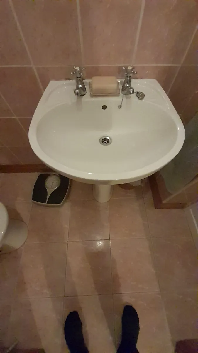 Bathroom sinks - Image 2