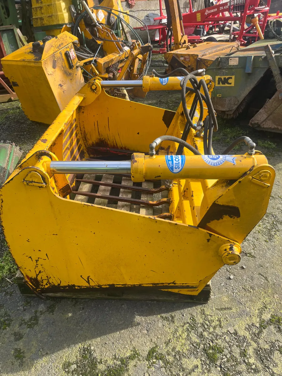 Used Johnson 4FT Shear Grab with Euro Brackets - Image 3