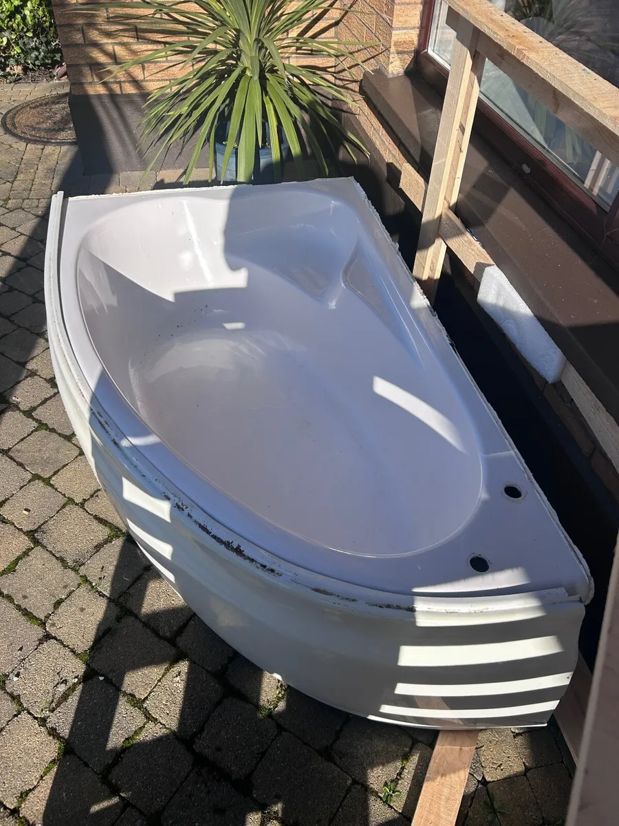Corner Bath - Image 1