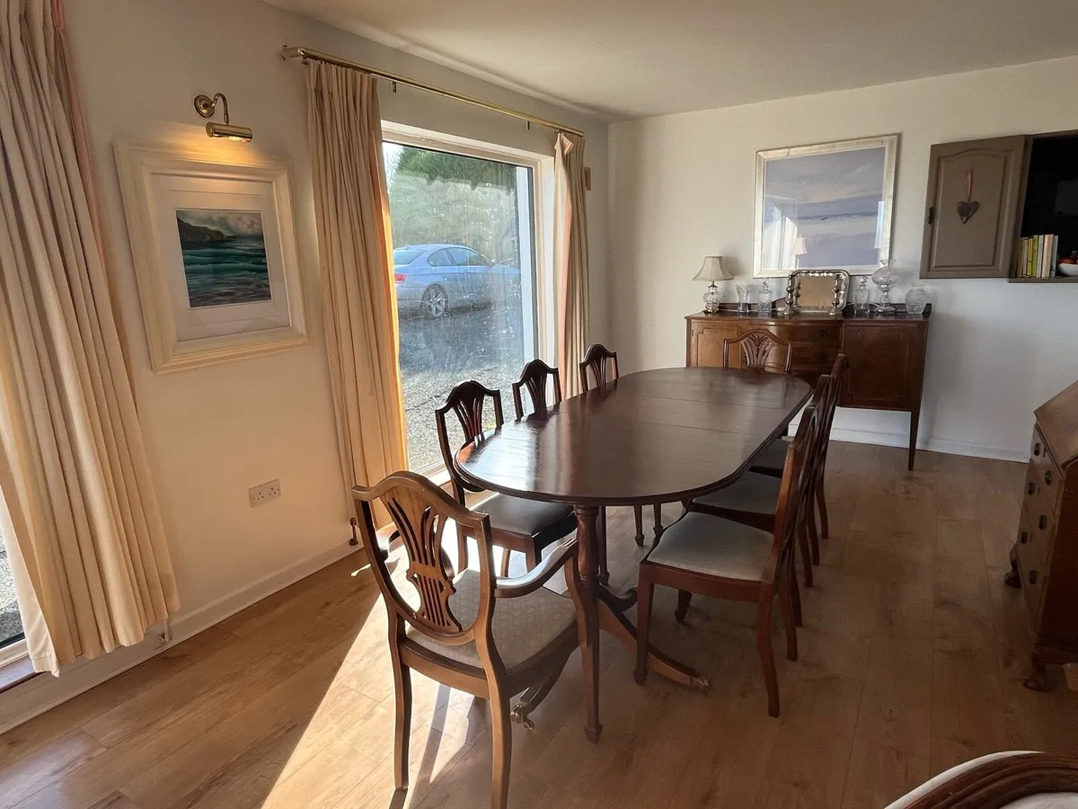 Mahogany extendable table and eight chairs - Image 1