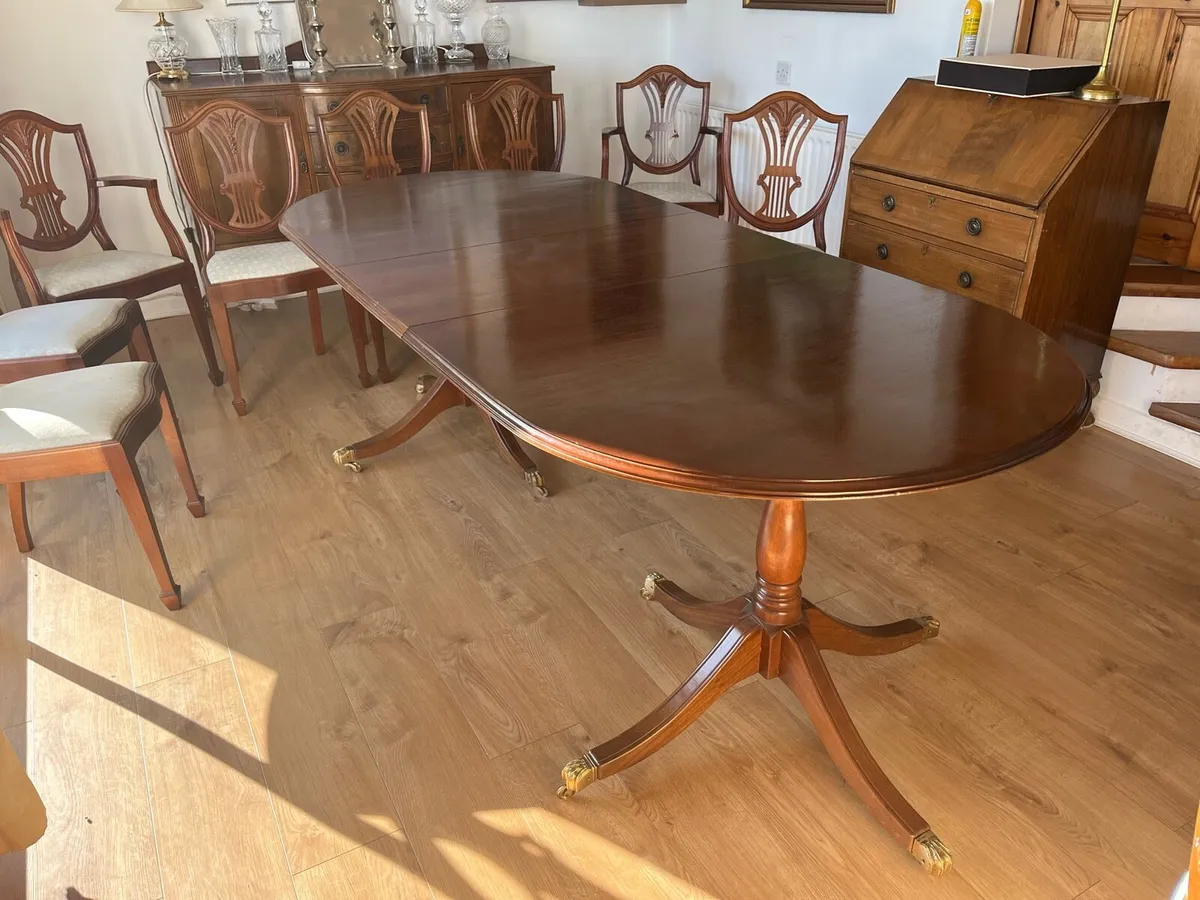 Mahogany extendable table and eight chairs - Image 3