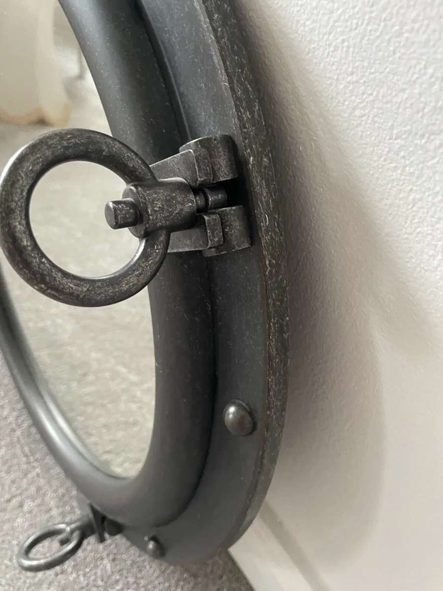 Bathroom mirror and accessories - Image 3