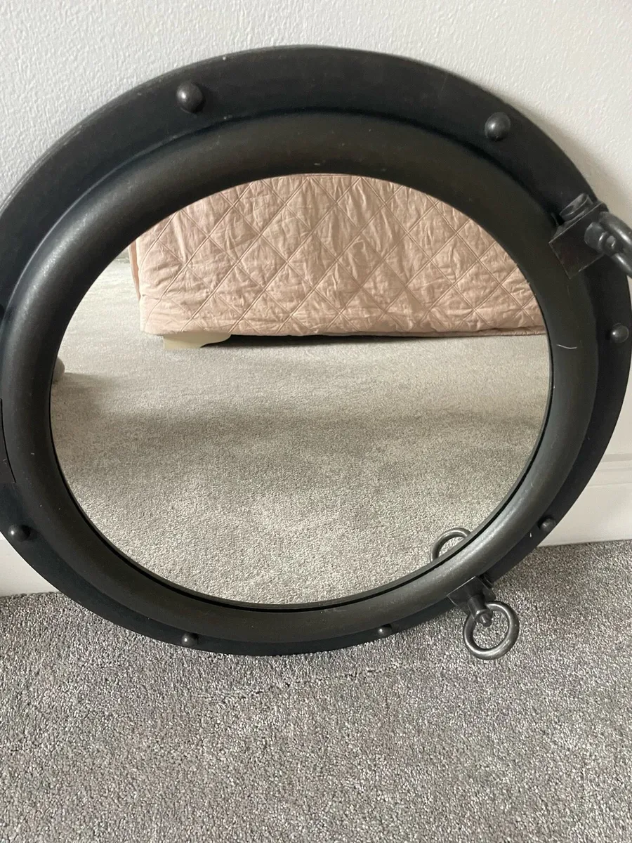 Bathroom mirror and accessories - Image 1