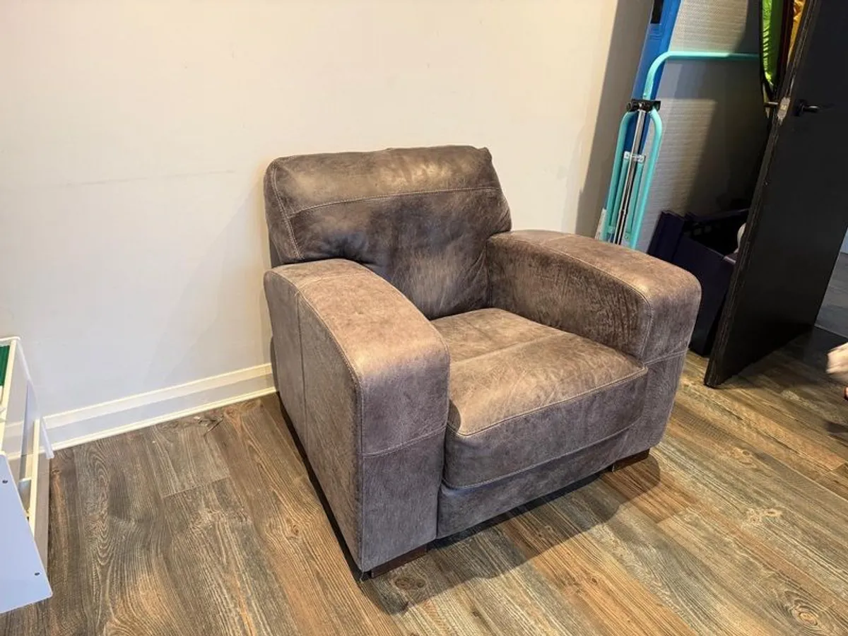 Navy 3 seater leather couch and single armchair - Image 4