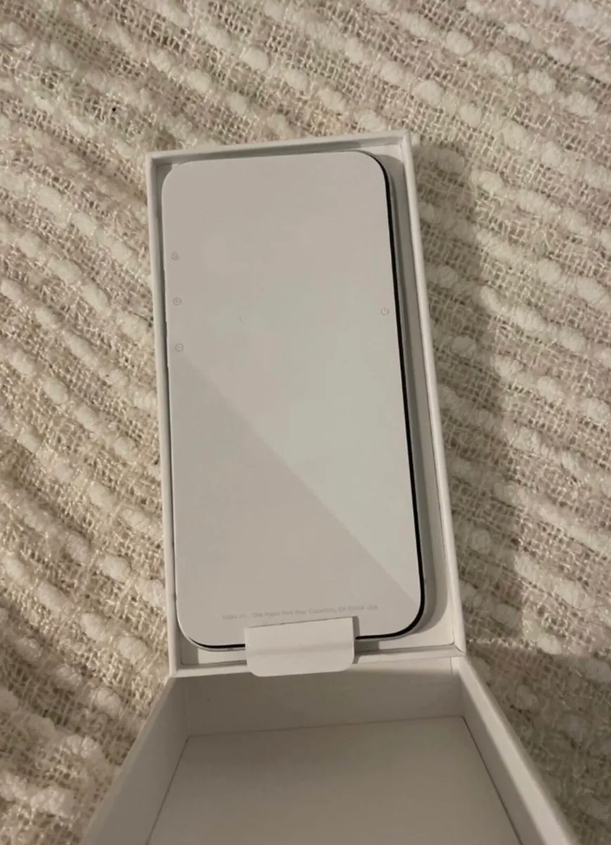 iPhone 16 e - Image 2