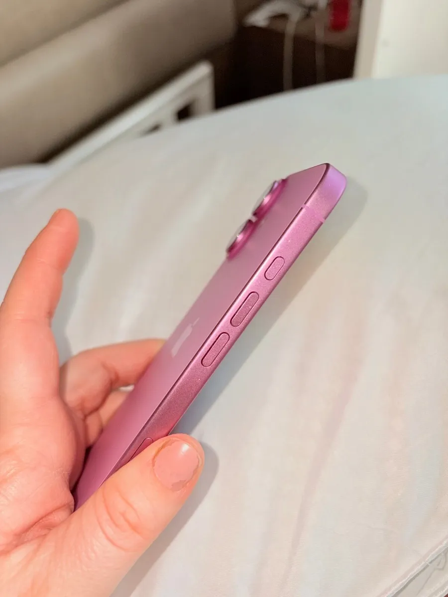 iPhone 16 - Image 4