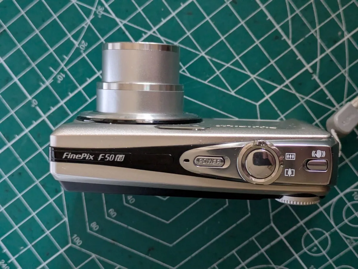 Fujifilm F50fd 12MP SuperCCD🌈 digital compact 📸 - Image 3