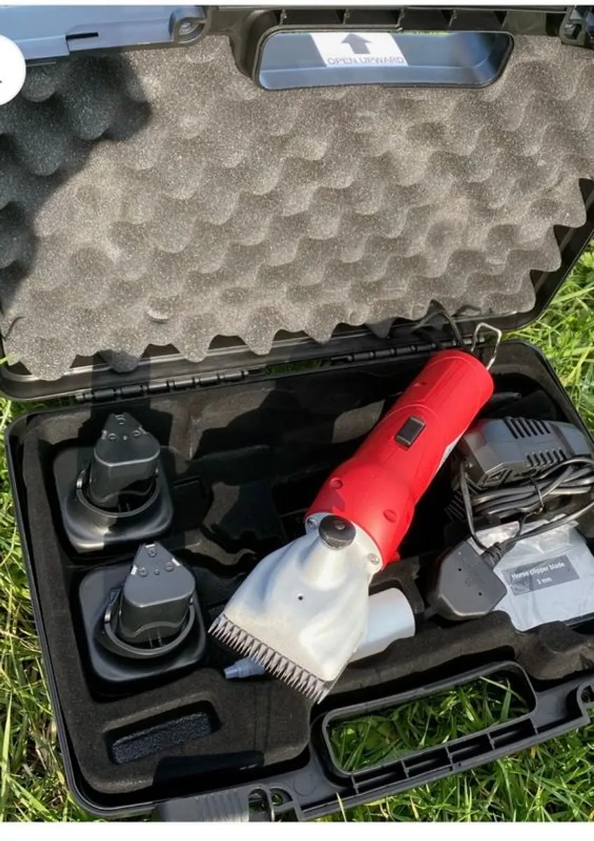 Cordless horse clippers