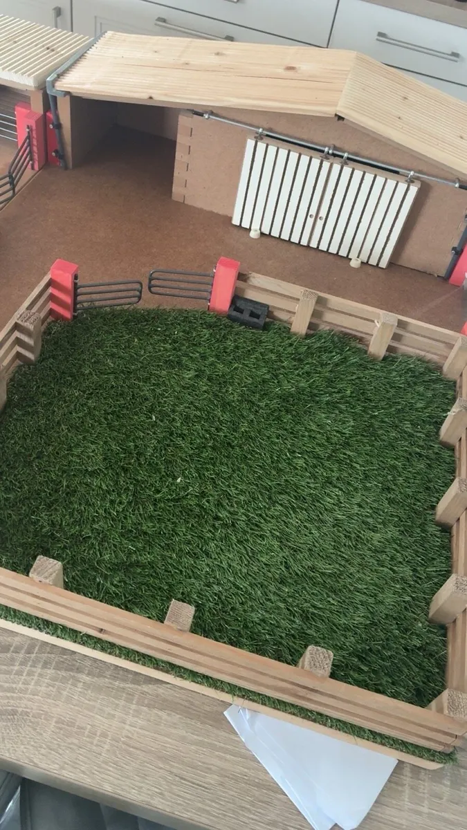 Millwood small farm yard - Image 2