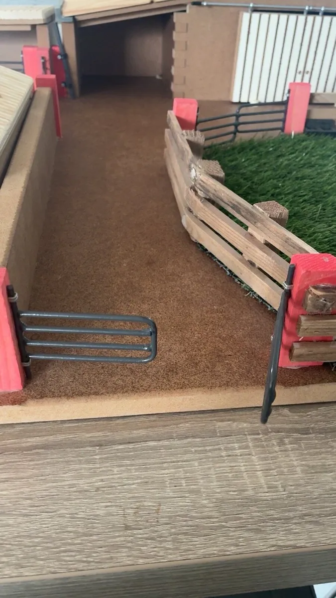 Millwood small farm yard - Image 1