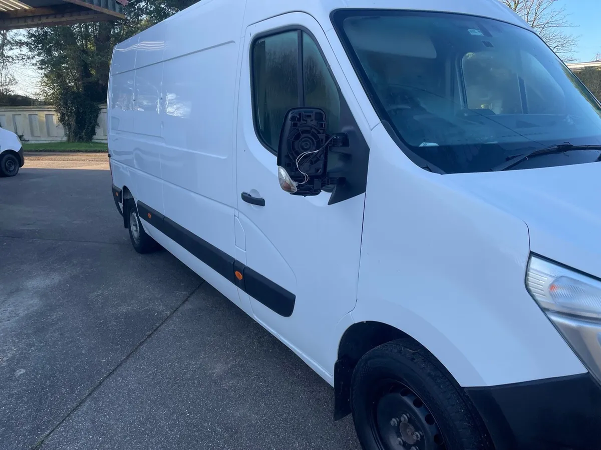 221 Nissan NV400 - Image 2
