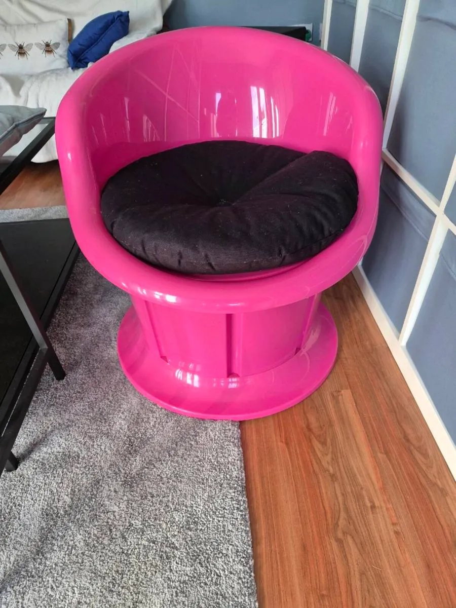 Plastic bucket chair - Image 1