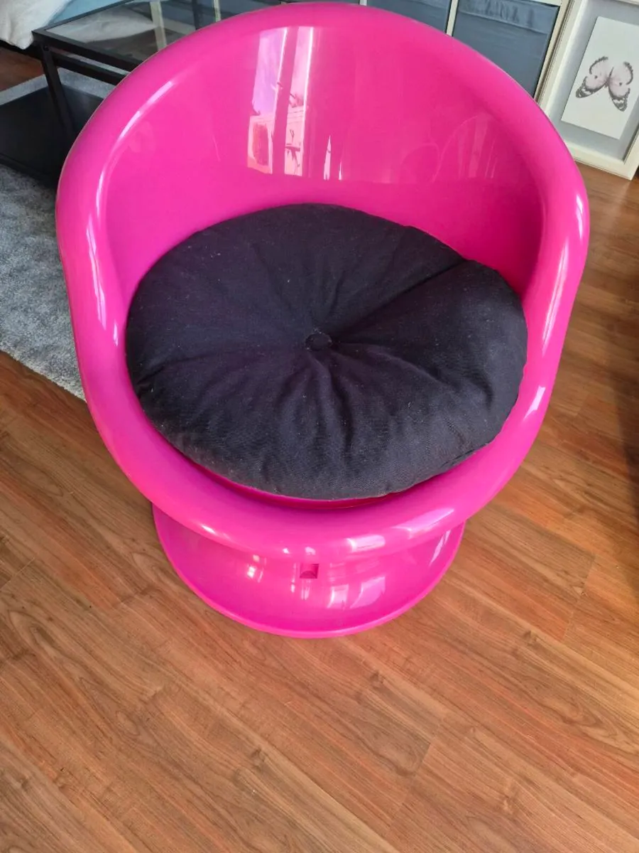 Plastic bucket chair - Image 2