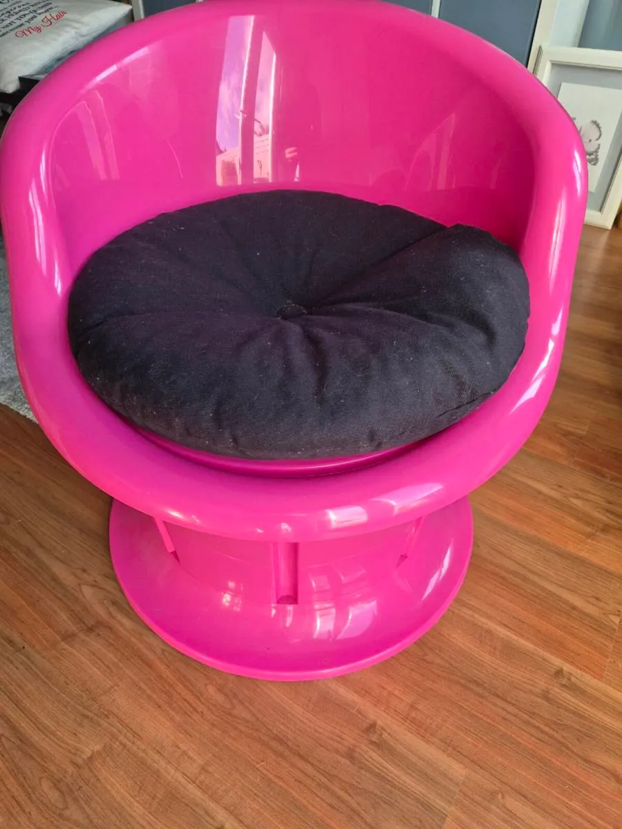 Plastic bucket chair - Image 3