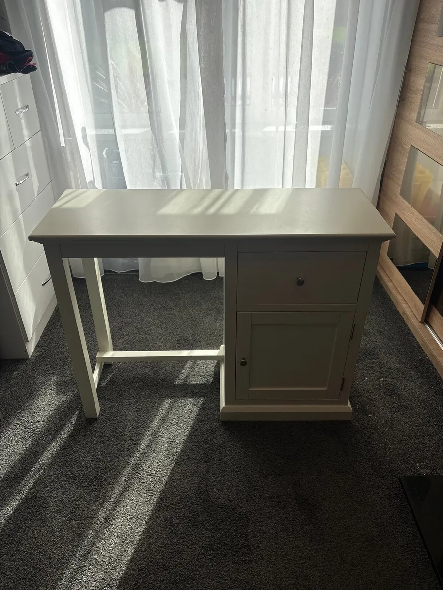 Computer desk - Image 1