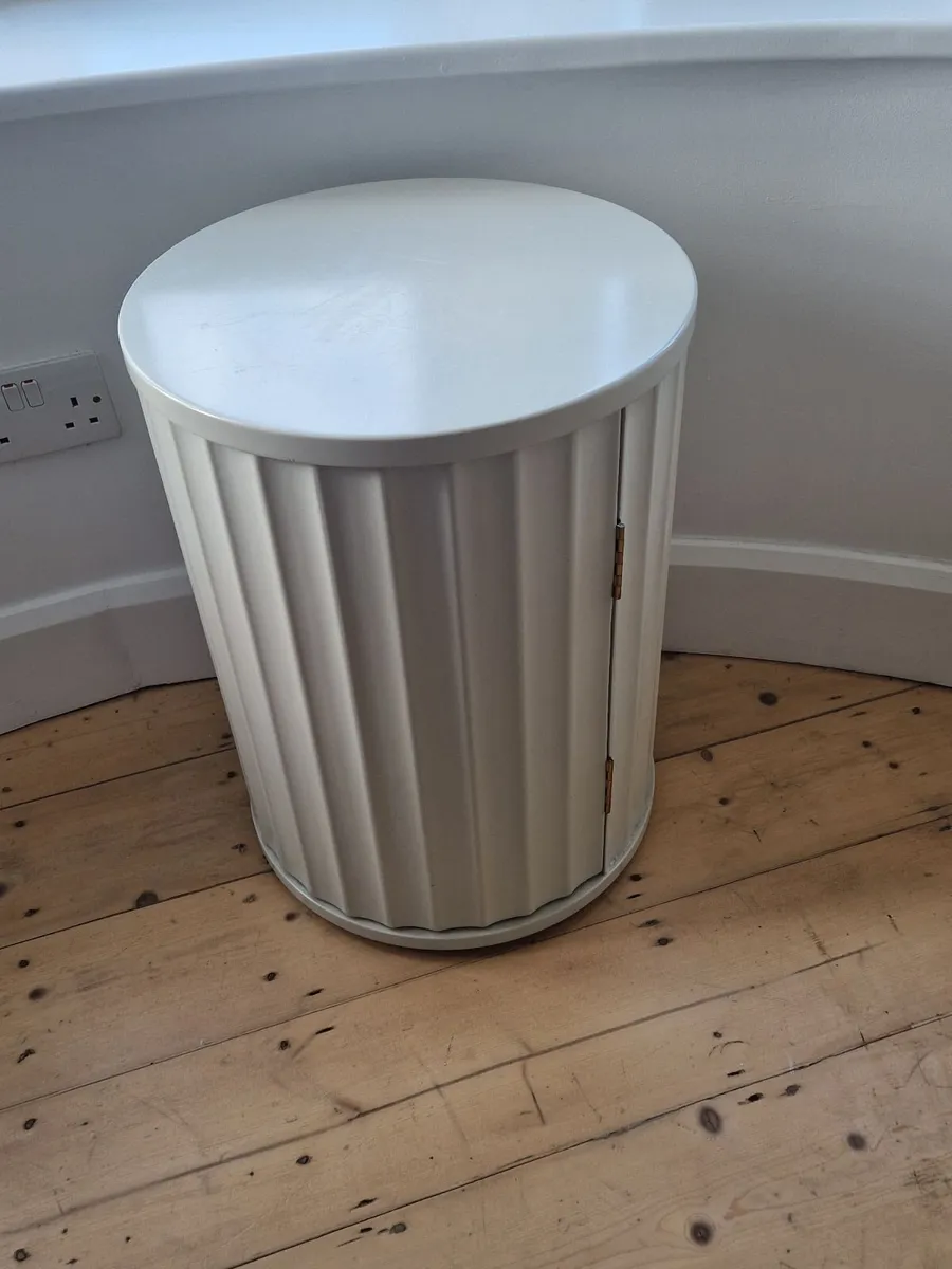 Double bed, head board and 2 lockers - Image 3