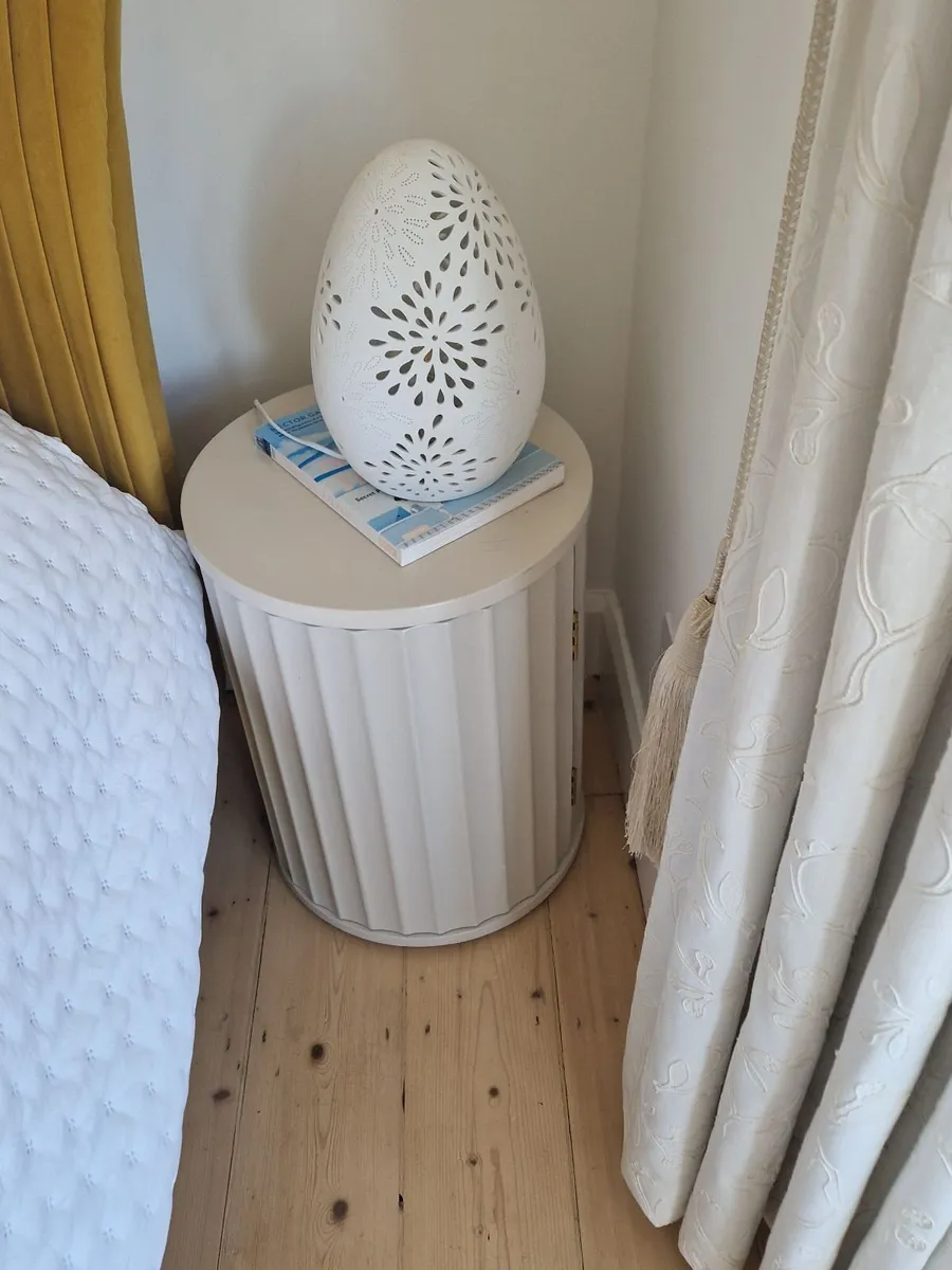 Double bed, head board and 2 lockers - Image 4