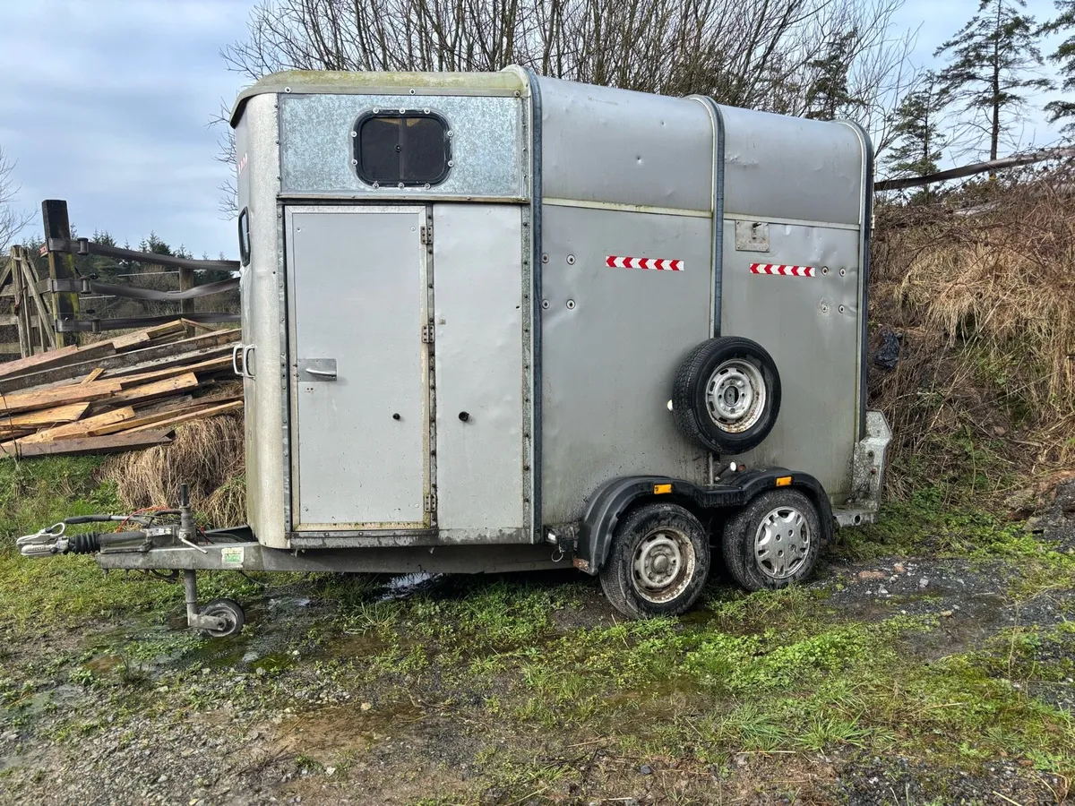 Horse box 505 - Image 1