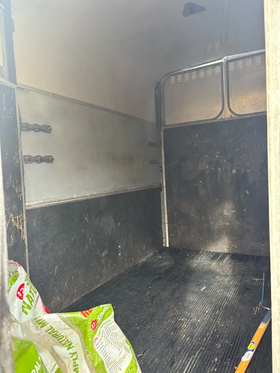 Horse box 505 - Image 2