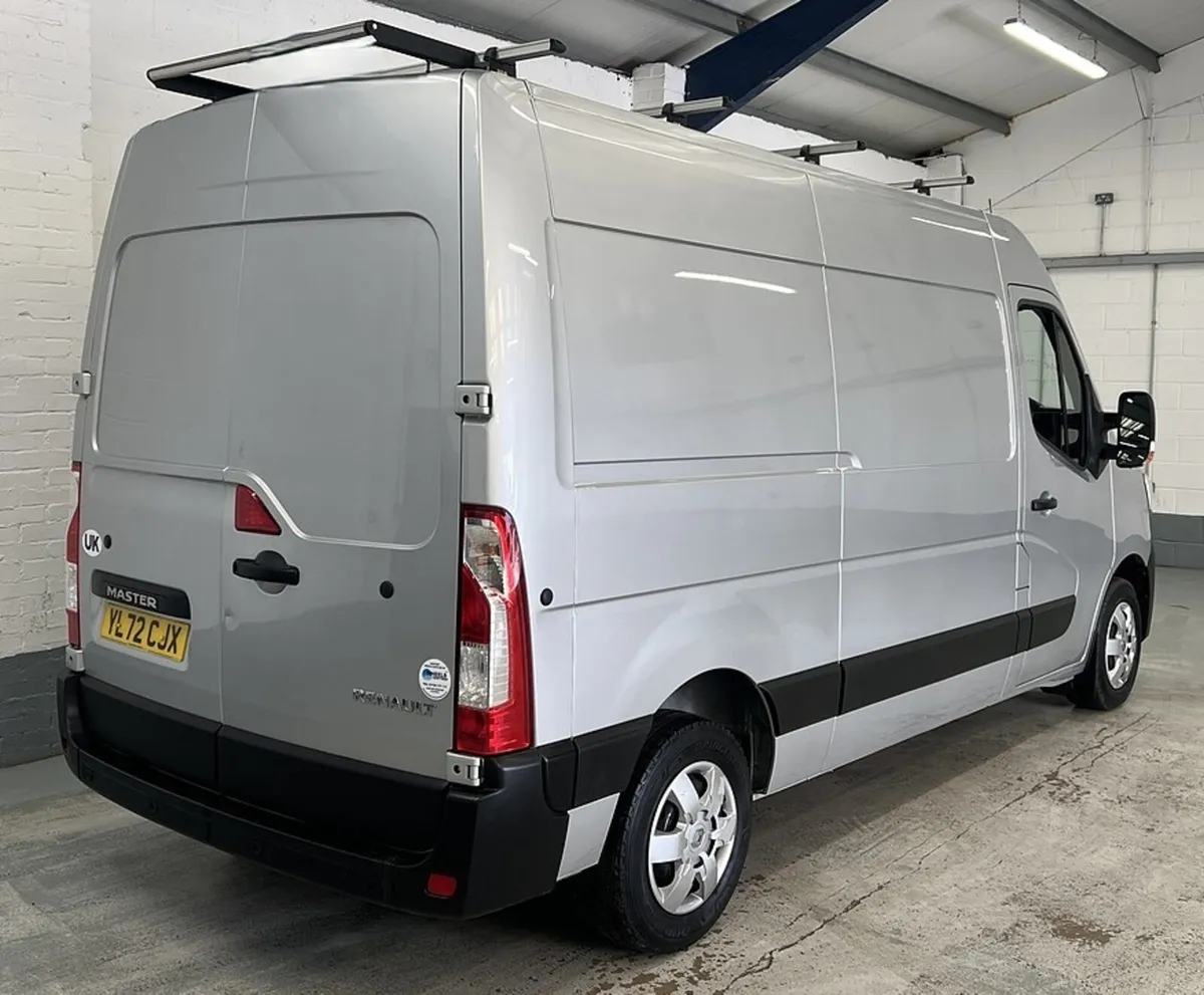 2023 Renault Master Medium Roof Panel Van - Image 3