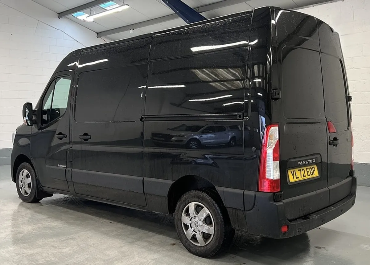2023 Renault Master Medium Roof Panel Van - Image 3