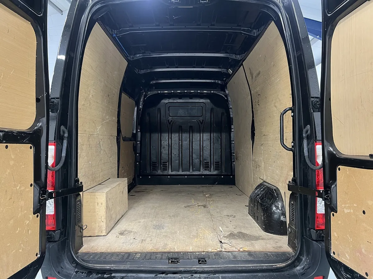 2023 Renault Master Medium Roof Panel Van - Image 4