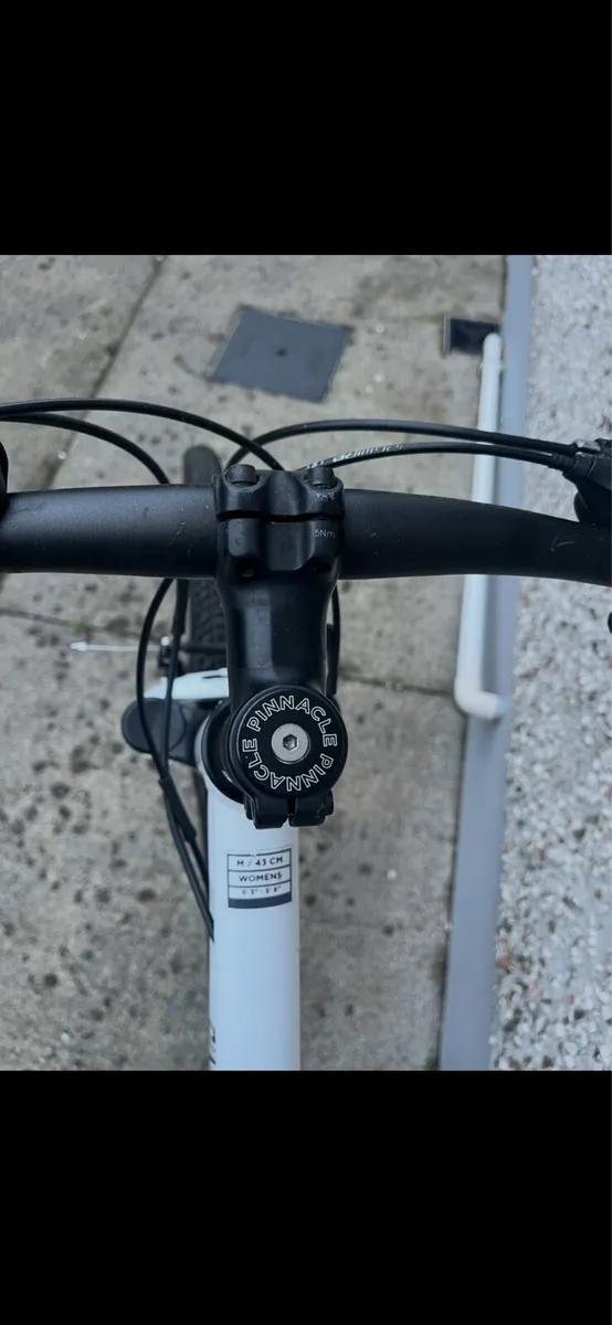 Ladies Hybrid Style bike. As new! Only €100 - Image 3