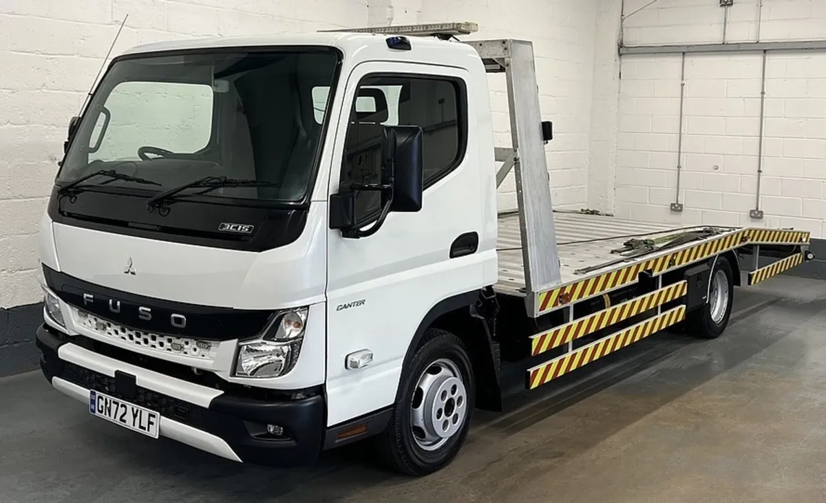 2022 Mitsubishi Canter Vehicle Transporter Van - Image 4