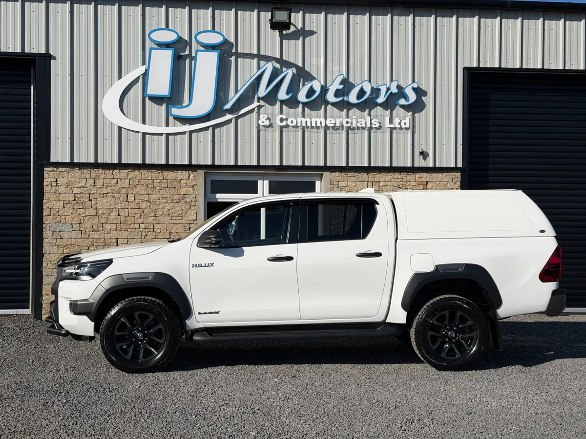 23 TOYOTA HILUX 2.8 D-4D INVINCIBLE X 4WD PICKUP - Image 4