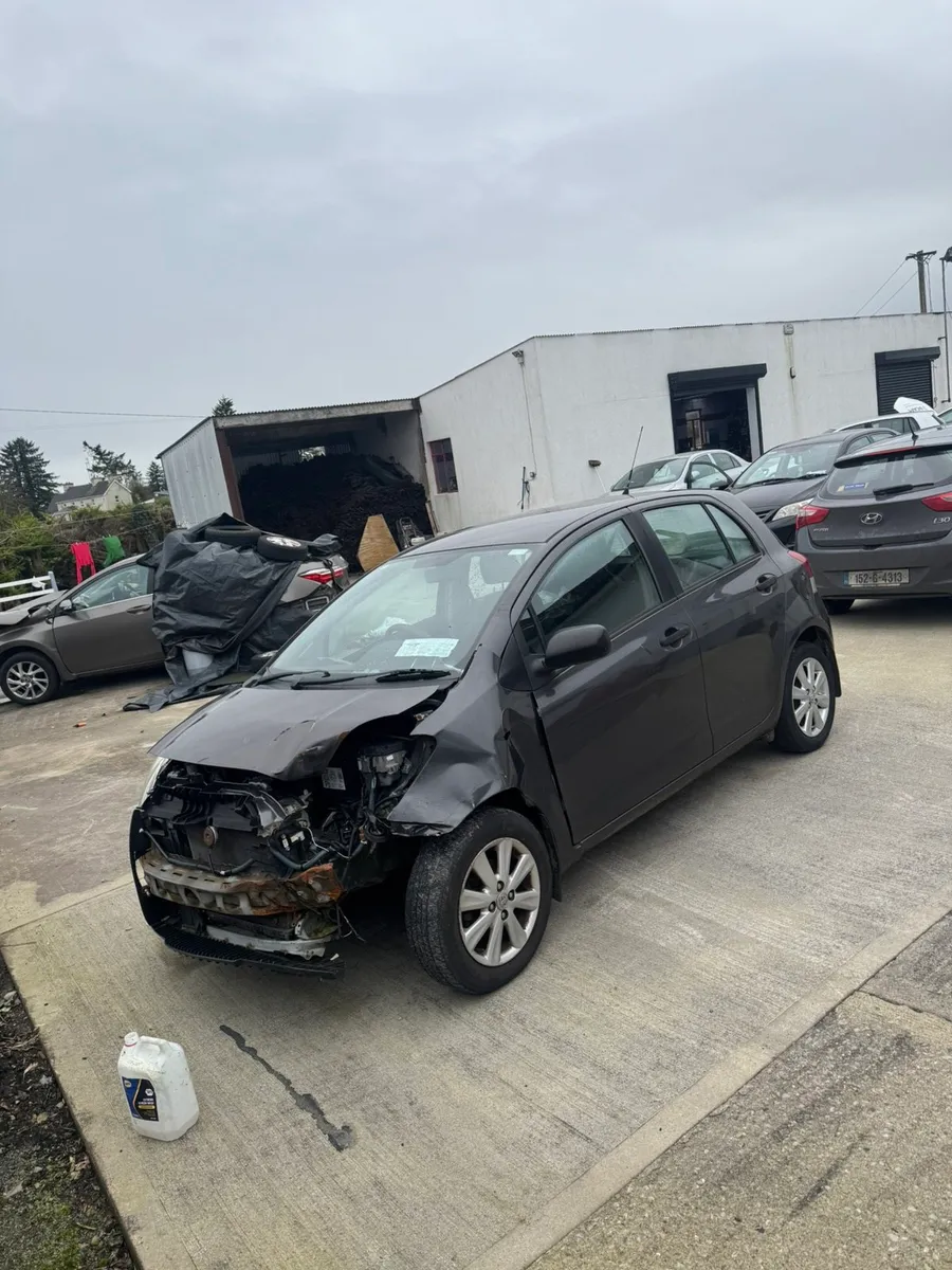 Breaking  2018 Toyota Corolla and 2011 Yaris - Image 4