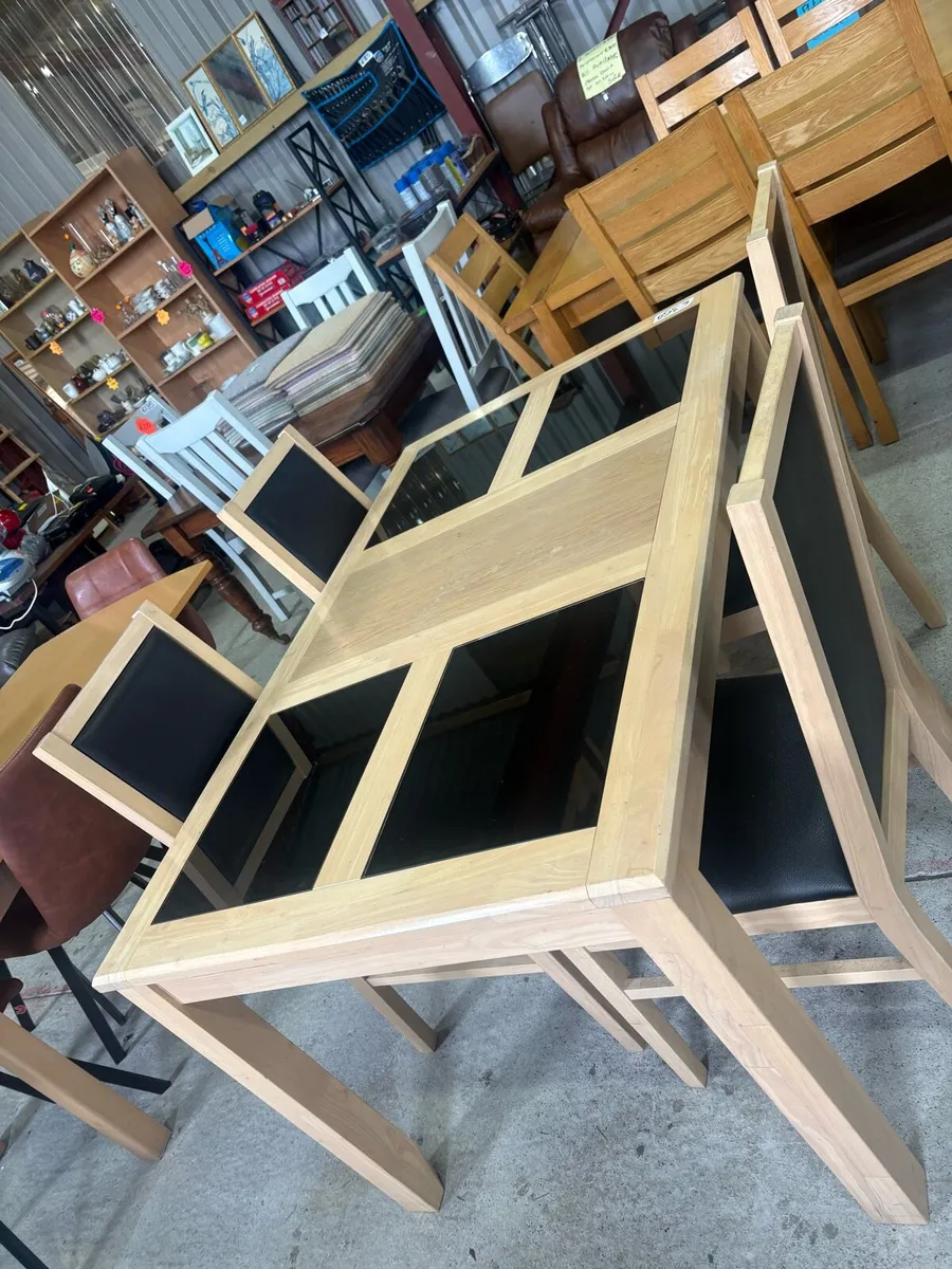 Table and 4 chairs - Image 1