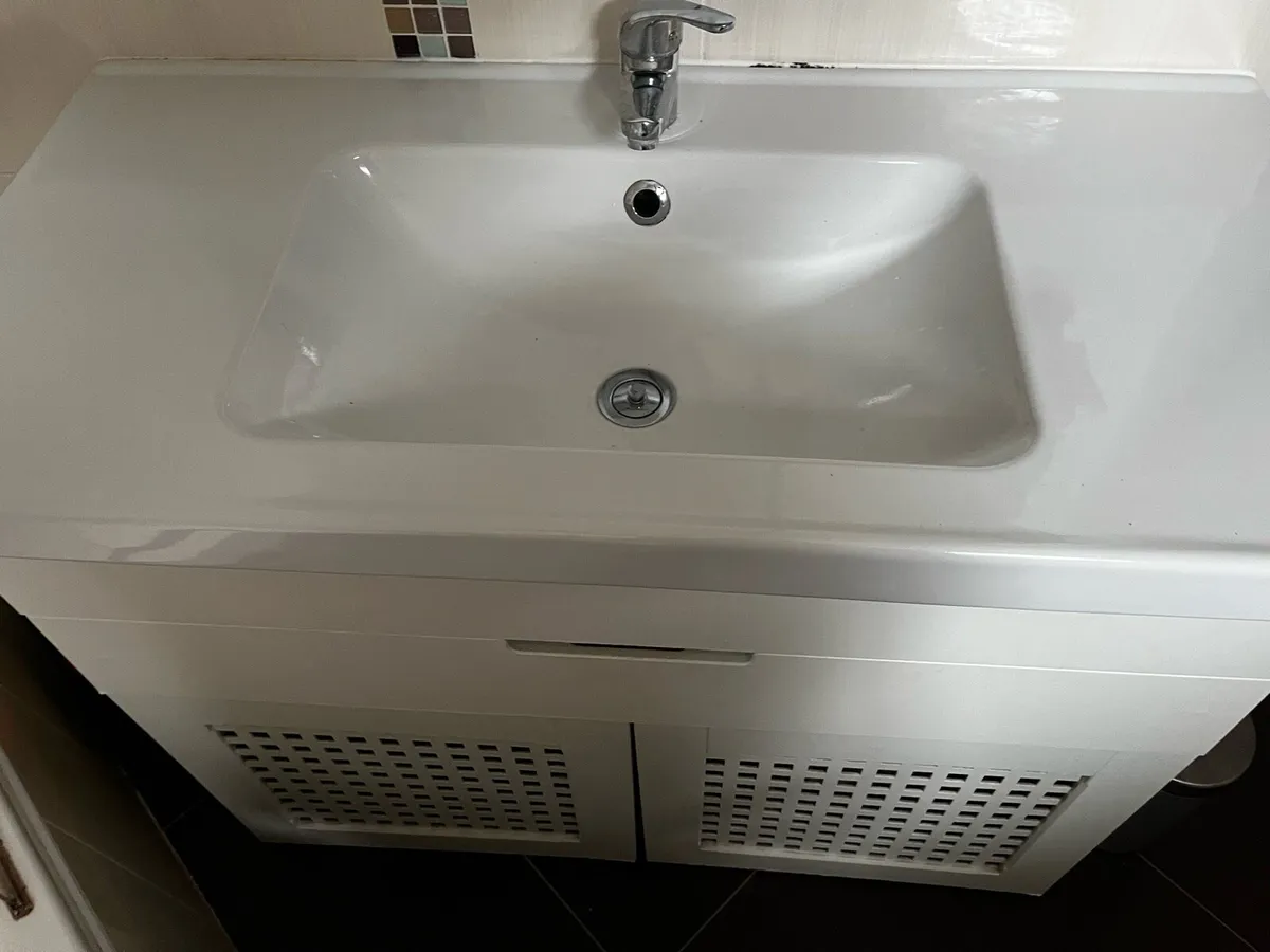 Bathroom sink - Image 1