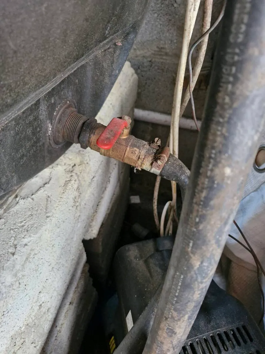 1000 litre diesel/oil tank with hose - Image 2