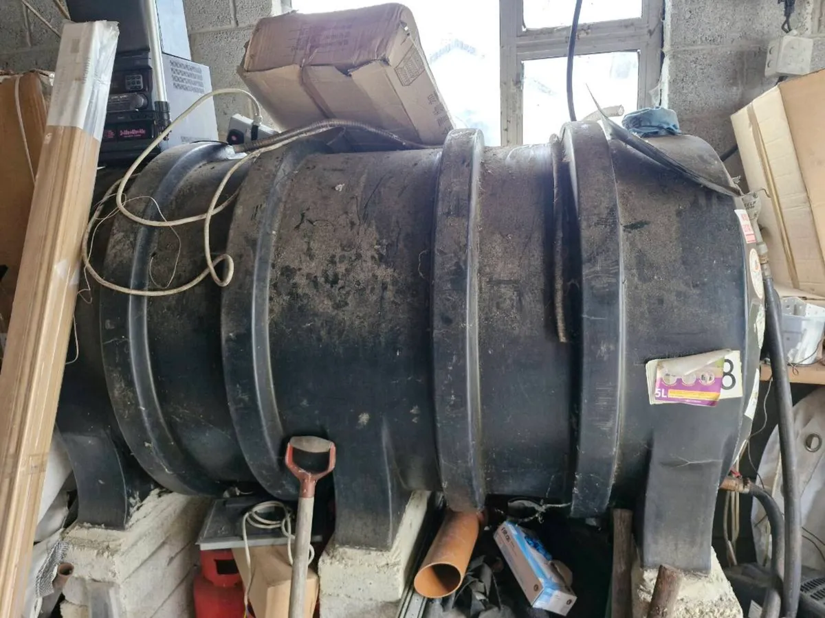 1000 litre diesel/oil tank with hose - Image 3